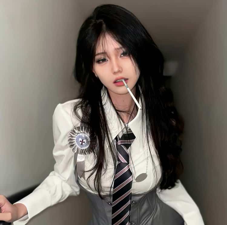 画廊之夜:色彩交织的艺术人生